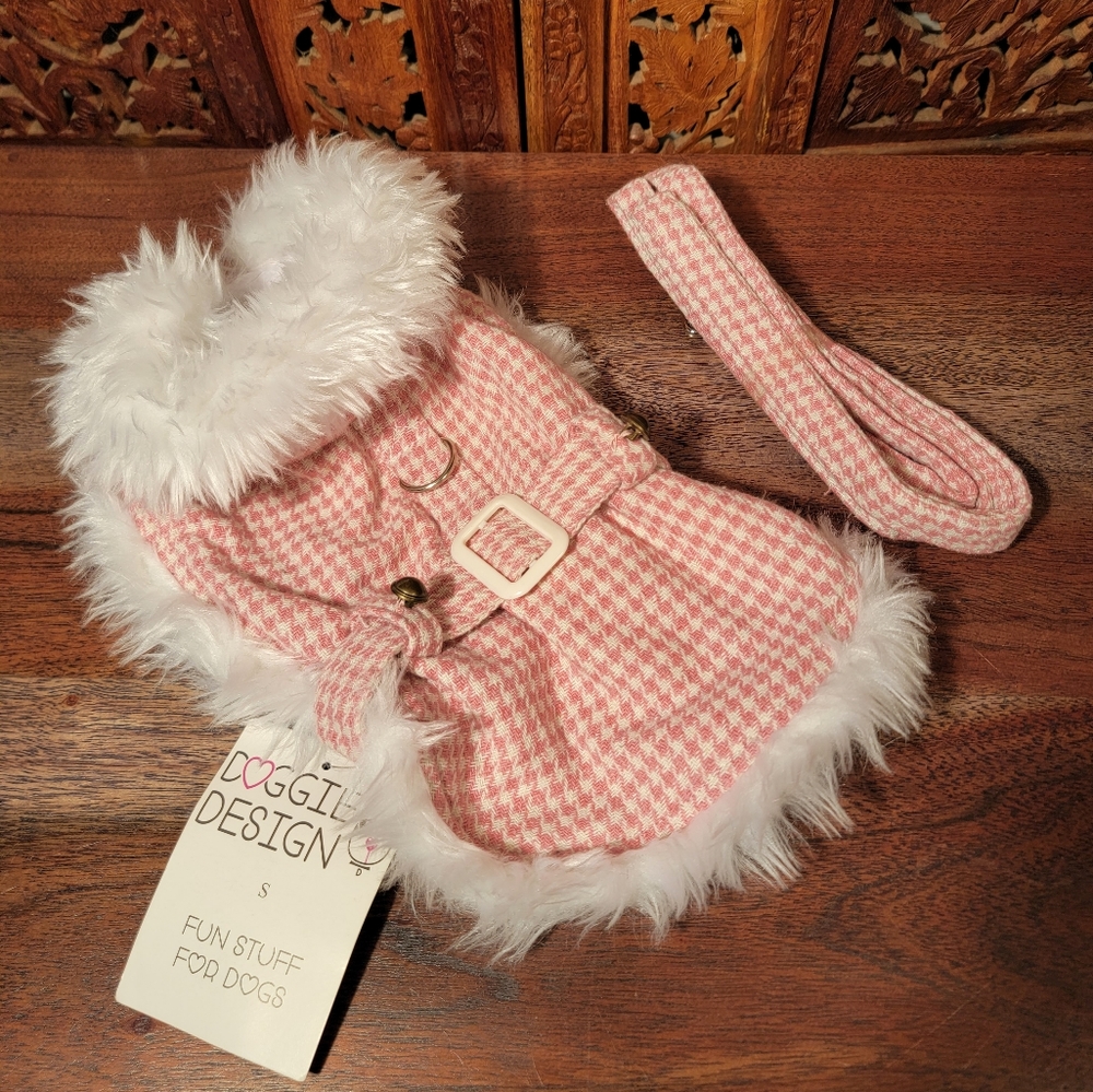 NWT Doggie Design Light Pink Houndstooth Sherpa Edged Dog Coat Size S with Leash